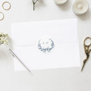 Eleganter blau eingeprägter Blumenreath mit Monogr Runder Aufkleber