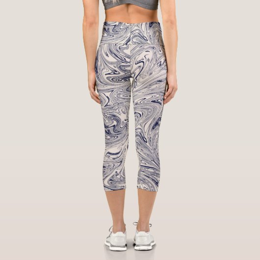 Eleganter blau-weißer Marmorwirl Capri Leggings (Rückseite)