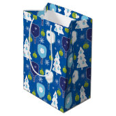 Eleganter, blauer und weißer Weihnachtspickleball Mittlere Geschenktüte (Rückseite Schrägansicht)