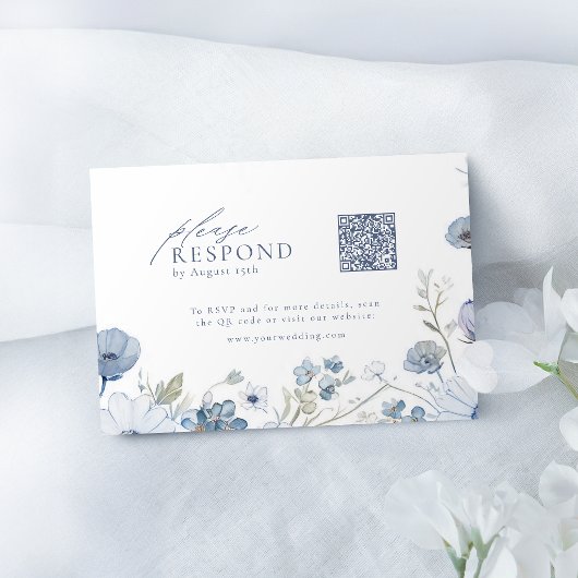 Eleganter Blaustich-Wildblumen-Hochzeits-QR-Code RSVP Karte