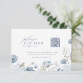 Eleganter Blaustich-Wildblumen-Hochzeits-QR-Code RSVP Karte (Stehend Vorderseite)