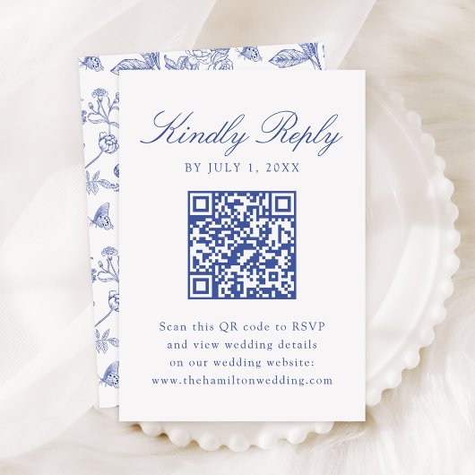 Eleganter Blue Chinoiserie Floral Wedding QR Code RSVP Karte