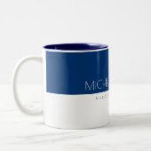 Eleganter Blue Custom Monogram Name and Job Zweifarbige Tasse (Links)