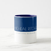 Eleganter Blue Custom Monogram Name and Job Zweifarbige Tasse (Mittel)