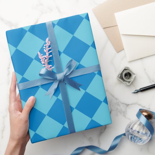 Eleganter Blue Diamond Checkered Geschenkpapier (Schenken)