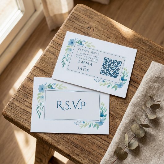 Eleganter Blue Floral Wedding RSVP QR Code Begleitkarte