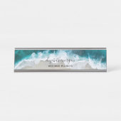 Eleganter Blue Green Beach Script Hochzeitsplaner Schreibtischnamensplakette (Vorderseite )