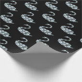 Eleganter Blue Pearl Swan auf schwarzem Hintergrun Geschenkpapier (Ecke)