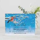 Eleganter Blue & Red Bird Schnee Save the Date (Stehend Vorderseite)