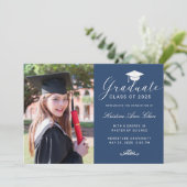 Eleganter Blue White Script Cap Foto Abschluss Ankündigung (Stehend Vorderseite)