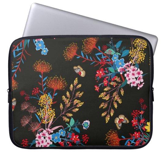 Eleganter blühender Garten mit Blumen und Schmette Laptopschutzhülle (Vorderseite)
