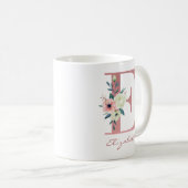 Eleganter Blumenbrief E Pink und Ivory Bouquet Kaffeetasse (VorderseiteRechts)