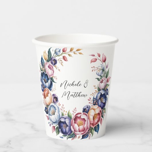 Eleganter Blumenkranz für Hochzeiten Pappbecher (Vorderseite)