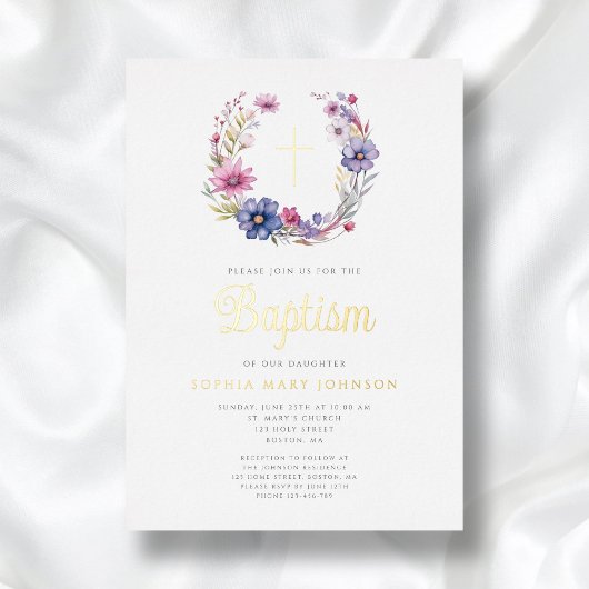 Eleganter Blumenreath Religiöse Cross Girl Taufe Folieneinladung