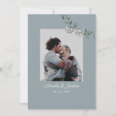 Eleganter Blumenrosa Dusty Blue Wedding Einladung (Rückseite)