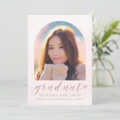 Eleganter Blush Pink Arch 2025 Foto Abschluss Ankündigung (Stehend Vorderseite)