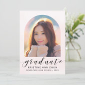 Eleganter Blush Pink Arch 2025 Foto Abschluss Ankündigung (Stehend Vorderseite)