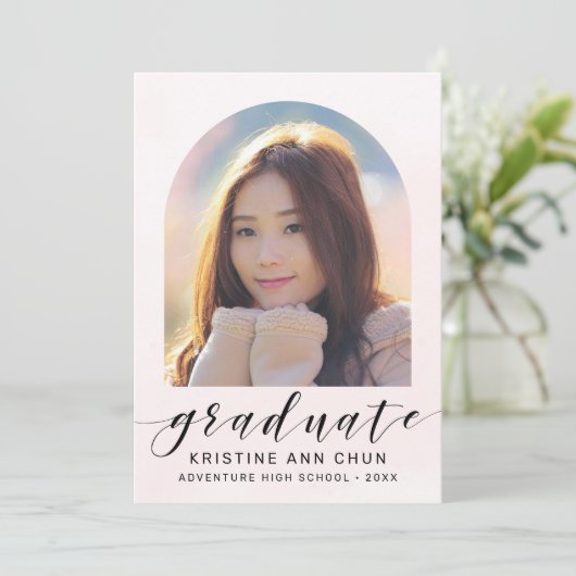 Eleganter Blush Pink Arch 2025 Foto Abschluss Ankündigung (Stehend Vorderseite)