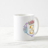 Eleganter botanischer Anfangsbuchstabe und rosa Ro Kaffeetasse (VorderseiteRechts)