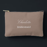 Eleganter Bridesmaid Taupe Accessoire Pouch Zubehörtasche<br><div class="desc">Elegante Bridesmaid Taupe Zubehör Pouch, bitte personalisieren Sie den Namen der Brautjungfrau, mit der Online-Personalisierung Vorlage vor der Bestellung. Die Personalisierungsvorlage kann auch leicht verwendet werden, um das Design für andere Hochzeitsgast-Rollen, z. B. Trauzeugin, zu personalisieren, indem der entsprechende Text vor dem Hinzufügen zum Warenkorb entsprechend geändert wird. Wenn Sie...</div>