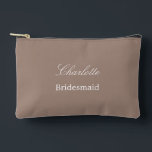 Eleganter Bridesmaid Taupe Accessoire Pouch Zubehörtasche<br><div class="desc">Elegante Bridesmaid Taupe Zubehör Pouch, bitte personalisieren Sie den Namen der Brautjungfrau, mit der Online-Personalisierung Vorlage vor der Bestellung. Die Personalisierungsvorlage kann auch leicht verwendet werden, um das Design für andere Hochzeitsgast-Rollen, z. B. Trauzeugin, zu personalisieren, indem der entsprechende Text vor dem Hinzufügen zum Warenkorb entsprechend geändert wird. Wenn Sie...</div>
