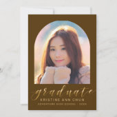 Eleganter Brown Arch Gold Script Foto Abschluss Ankündigung (Vorderseite)