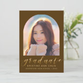 Eleganter Brown Arch Gold Script Foto Abschluss Ankündigung (Stehend Vorderseite)