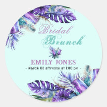 Eleganter Brunch mit lila Blume und Braut