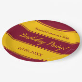 Eleganter Burgund und Gold Streifen Moderne Geburt Pappteller (Schrägansicht)