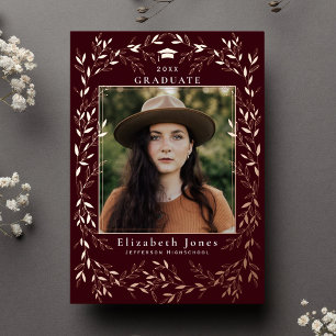 Eleganter burgunderfarbener Kranz Abschlussfoto  Folieneinladung