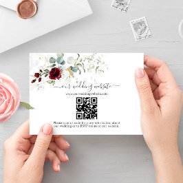 Eleganter Burgundy Floral QR Code Wedding Begleitkarte