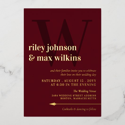 Eleganter Burgundy & Gold Typografy Arrow Folieneinladung (Vorderseite)