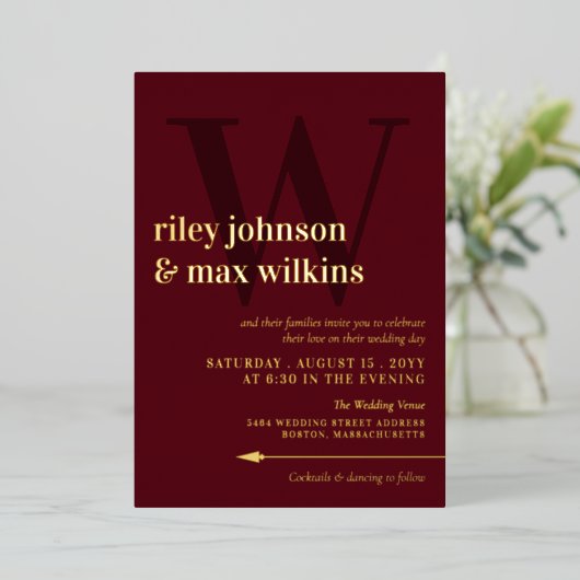 Eleganter Burgundy & Gold Typografy Arrow Folieneinladung (Stehend vorne)