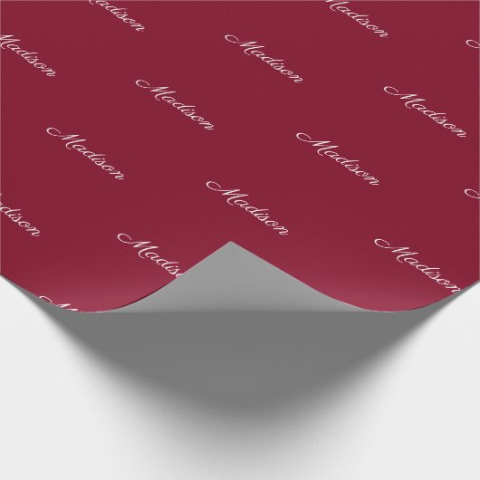 Eleganter burgundy Script individuelle Name Geburt Geschenkpapier (Ecke)