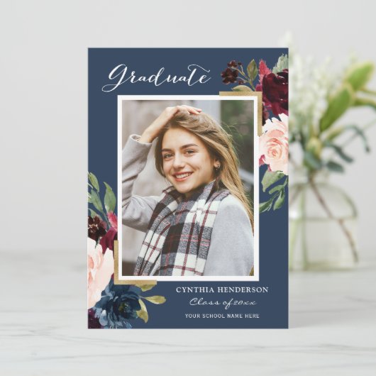 Eleganter Burgundy und Navy Grad Foto Abschluss Ankündigung (Stehend Vorderseite)