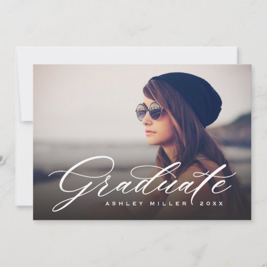 Eleganter Calligrafy Graduate Foto Abschluss Ankündigung (Vorderseite)