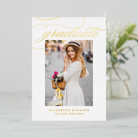 Eleganter Calligraphy Foto Abschluss Gold Folieneinladung (Stehend vorne)