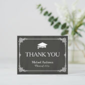 Eleganter Chalkboard Grad Cap Abschluss Vielen Dan Postkarte (Stehend Vorderseite)