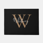Eleganter Chic Black Gold Monogram Script Name Fußmatte (Vorderseite)