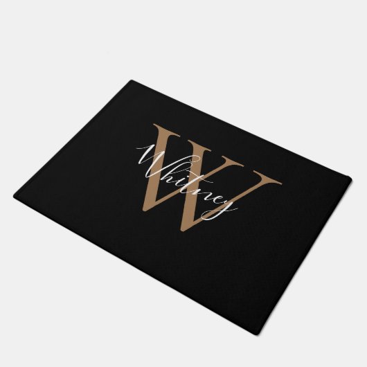 Eleganter Chic Black Gold Monogram Script Name Fußmatte (Schrägansicht)