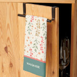 Eleganter Chic Hübsch Floral Muster Individuelle N Geschirrtuch<br><div class="desc">Chic Personalisiert floral Muster Modernes Küchentuch. Diese farbenfrohen, blumengeschmückten Küchenhandtücher ergänzen Ihre Küche mit einem farbenfrohen Pop. Machen Sie sie einzigartig, indem Sie Ihren Namen oder Ihr Lieblings-Zitat hinzufügen. Ob Sie ein erfahrener Koch oder ein aufstrebender Zuhause-Koch sind, diese Handtücher sind der ideale Begleiter für kulinarische Abenteuer. Sie machen auch...</div>
