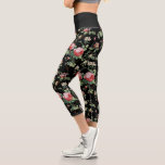 Eleganter Chic Vintag Pink Rose Floral Capri Leggings<br><div class="desc">Elegantes und schicke,  Vintag inspiriert,  nahtloses Blumenmuster mit rosa Rosen,  grünen Weinreben,  Blattwerk und weißen Blume und Nelken. Die Hintergrundfarbe ist anpassbar (schwarz in der Vorschau).</div>