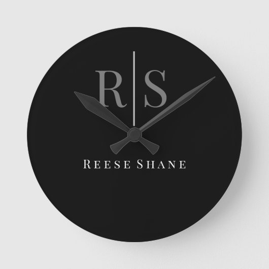 Eleganter DIY Gray Monogram & White Name, Schwarz Runde Wanduhr (Vorderseite)