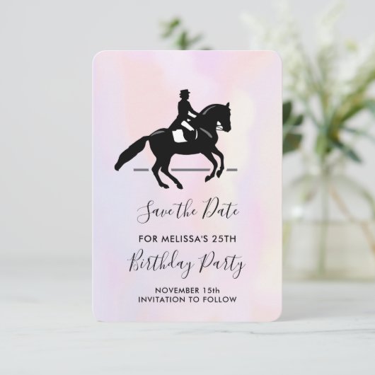 Eleganter Dressurreiter auf einem Aquarellplatz Save The Date (Stehend Vorderseite)