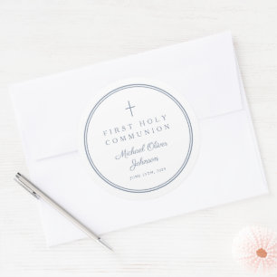 Eleganter Dusty Blue Kreuz Junge Erste Heilige Kom Runder Aufkleber