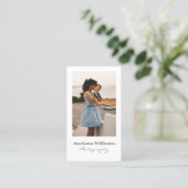 eleganter einfacher, brauner Skriptfotograf qr Cod Visitenkarte (Stehend Vorderseite)