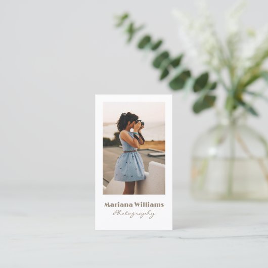 eleganter einfacher, brauner Skriptfotograf qr Cod Visitenkarte (Stehend Vorderseite)