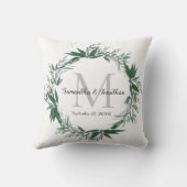 Eleganter Eukalyptus Monogram White Wedding Keepak Kissen (Rückseite)