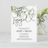 Eleganter Eukalyptus Wir sind Verlobte Engagement- Einladung (Stehend Vorderseite)