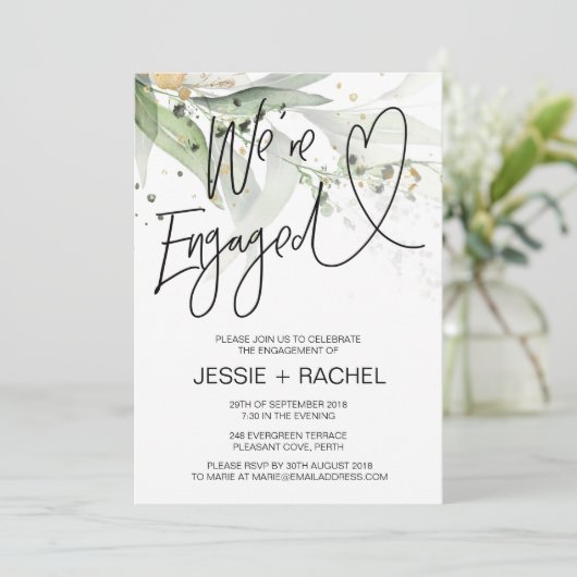 Eleganter Eukalyptus Wir sind Verlobte Engagement- Einladung (Stehend Vorderseite)